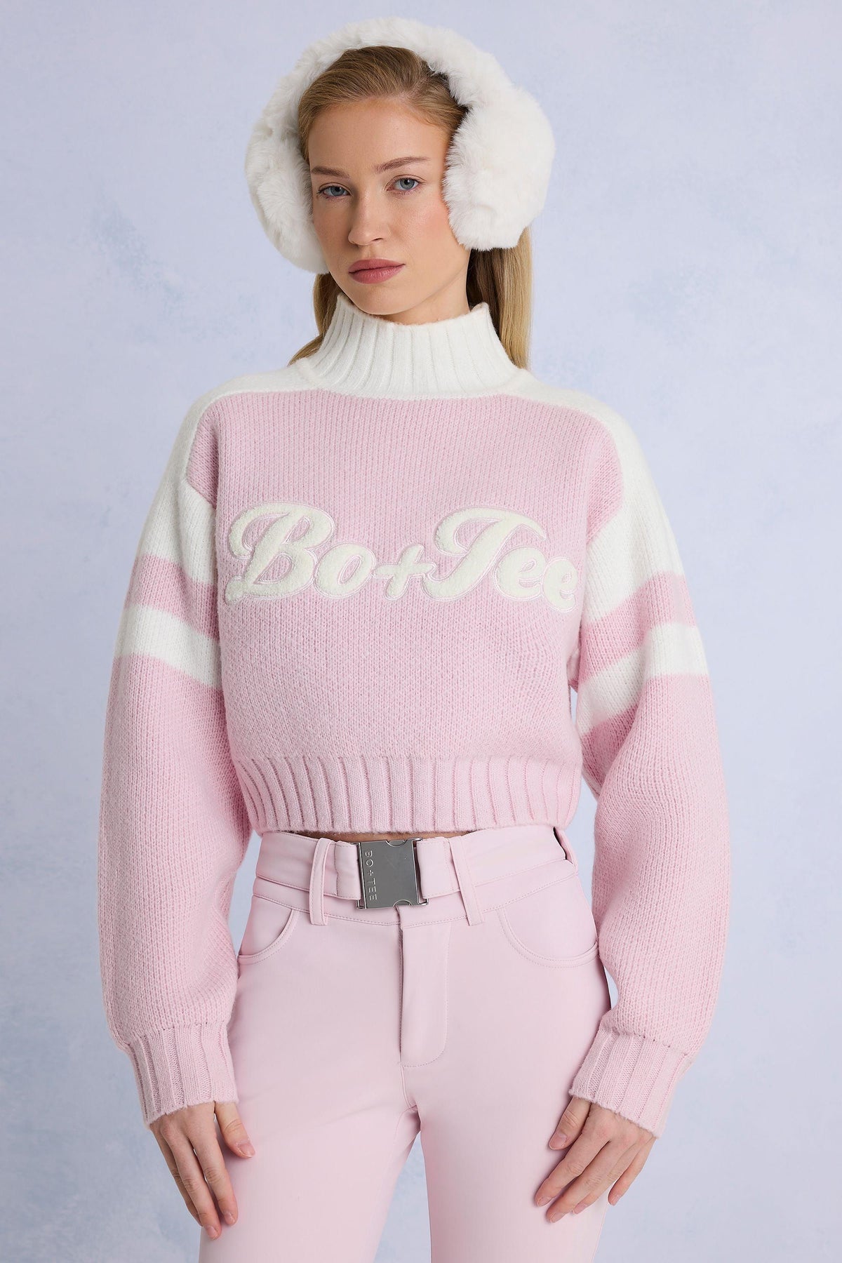 파우더 핑크 컬러의 니트 로고 크롭 점퍼
