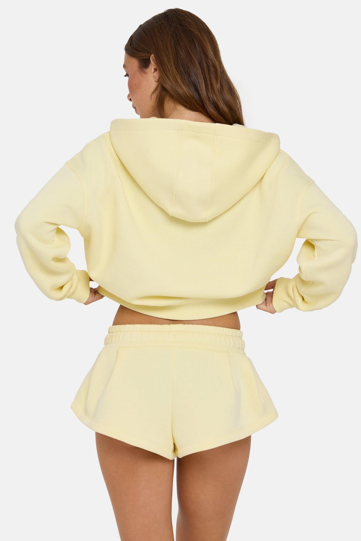 버터크림 색상의 미드라이즈 미니 반바지