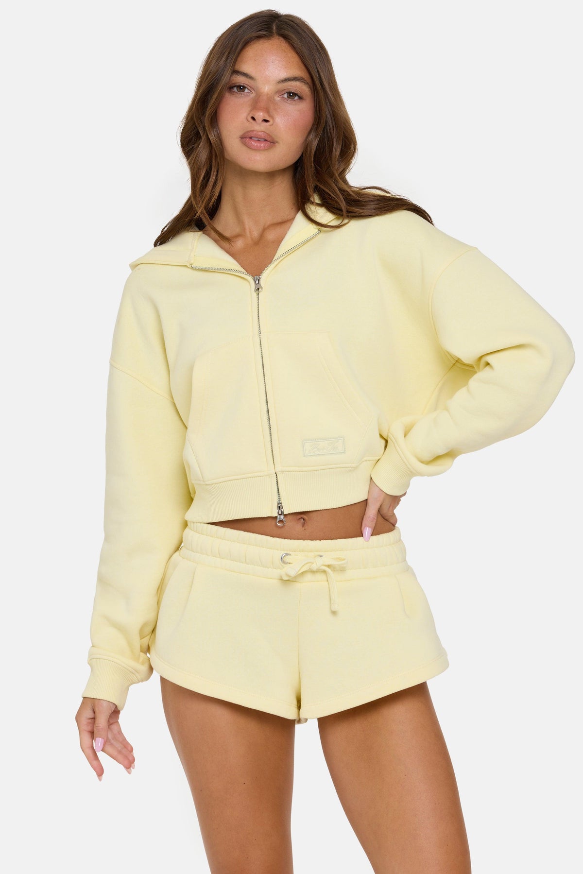 버터크림 색상의 오버사이즈 지퍼 후드티