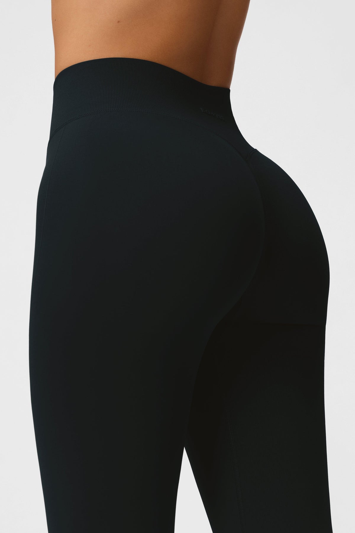 블랙 색상의 이음매 없는 풀레ング스 레깅스