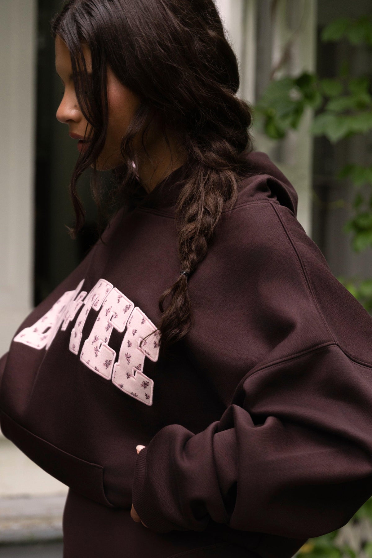 에스프레소 색상의 오버사이즈 아플리케 후드티